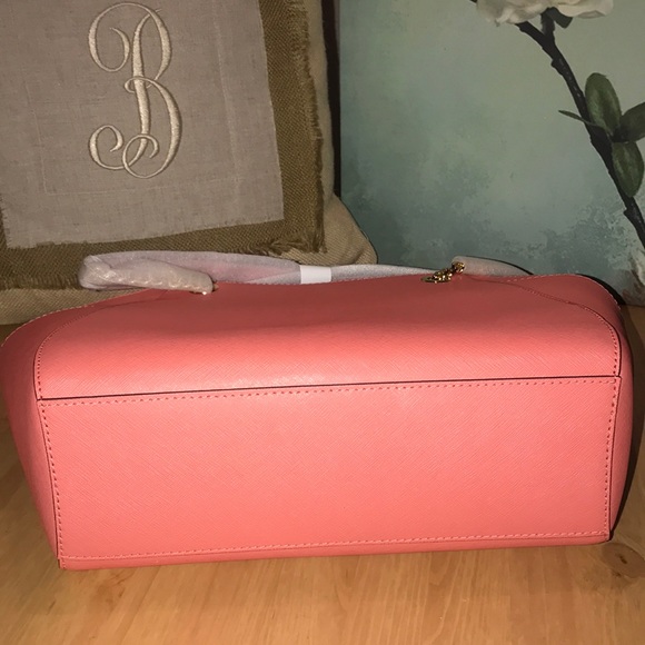 Michael Kors Jet Set Tote - Picture 6 of 7